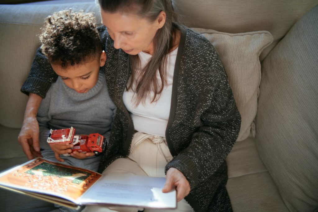 Stadtvorlesen zwischen älteren Menschen und Kindern.